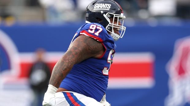 Schefter] Giants' All-Pro DT Dexter Lawrence reached agreement today on a  four-year, $90 million extension, including $60 million guaranteed, per  sources. The deal makes Lawrence the third highest-paid DT in the NFL. :