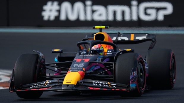 Sergio Pérez gana la pole en Miami, sigue persiguiendo a Verstappen