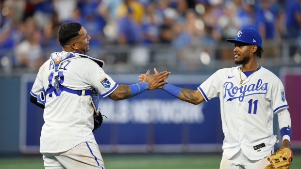 Royals defeat Dodgers after rain delay