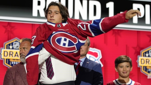 Canadiens surprise home crowd, select Juraj Slafkovský with top pick of 2022  NHL draft