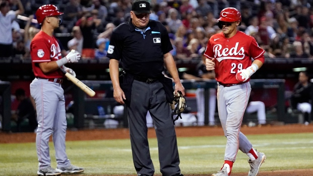 Reds halt D-backs' winning streak on balk in 11th