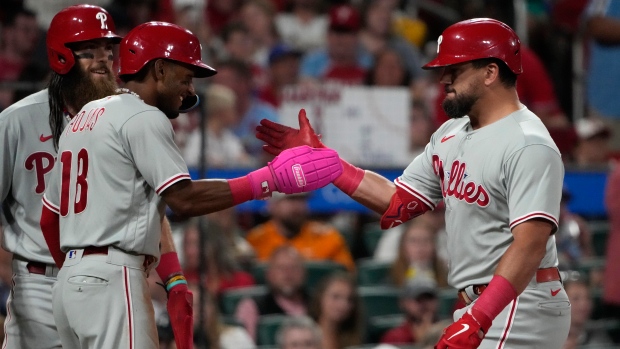 Kyle Schwarber hits his 44th homer and lifts Philadelphia Phillies