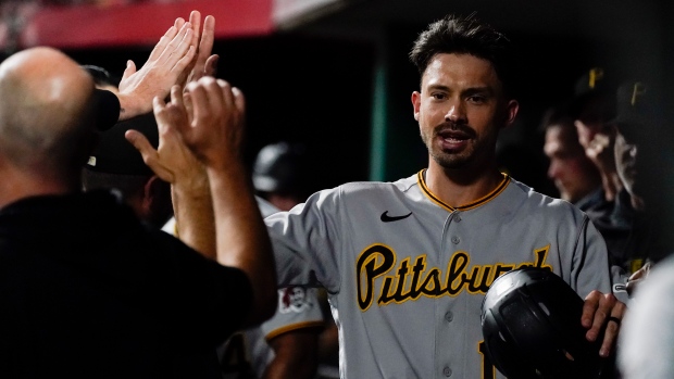 Reynolds' four hits power Pirates to 8-6 win over Reds