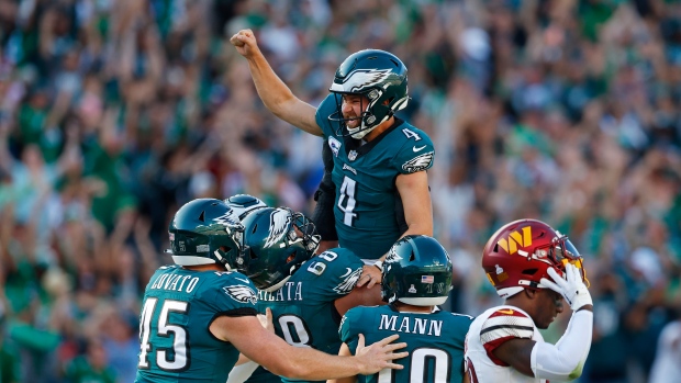 Hurts throws for 319 yards, Elliott's 54-yarder lifts 4-0 Eagles past  Commanders 34-31 in OT ::