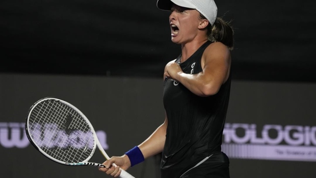 No.2 Swiatek beats No.1 Sabalenka in WTA Finals semis - SportsDesk