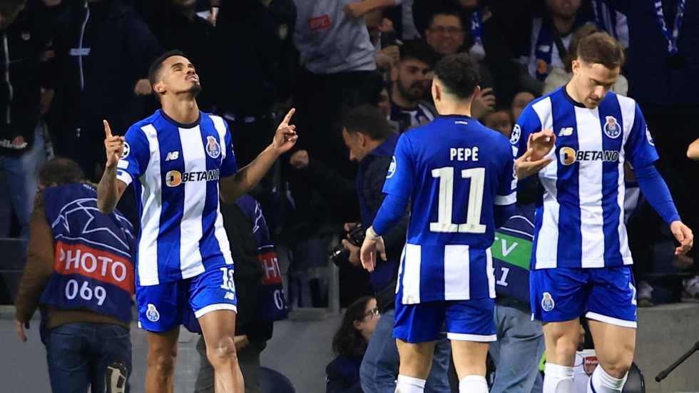 Porto win over 10-man Antwerp boosts Champions League hopes