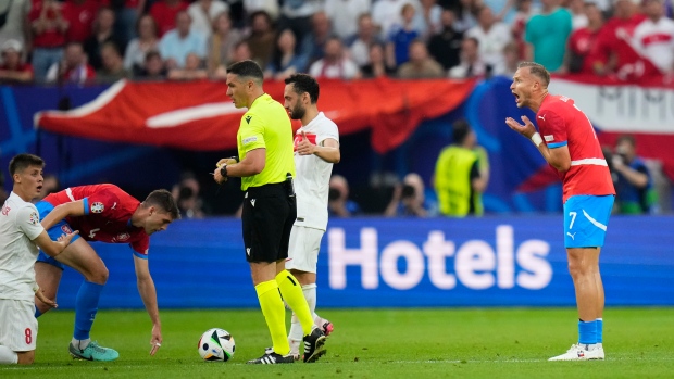 Turkiye, 10-man Czechia scoreless at halftime at UEFA Euro 2024. – TSN.ca