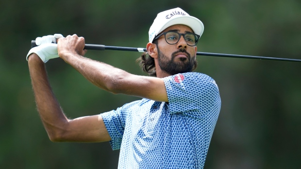 Akshay Bhatia shares the lead at Rocket Mortgage after his golf ball finds fairway drain on 17th – TSN.ca