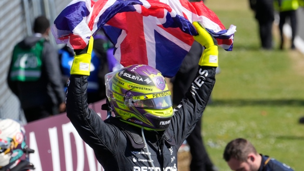 Lewis Hamilton holds off Max Verstappen’s late charge for thrilling win at British GP – TSN.ca