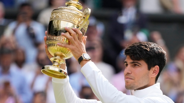 Carlos Alcaraz beats Novak Djokovic in straight sets to win Wimbledon ...