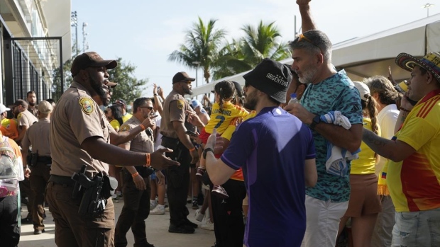 Fans breach security gates, delays Copa America final between Argentina and Colombia – TSN.ca