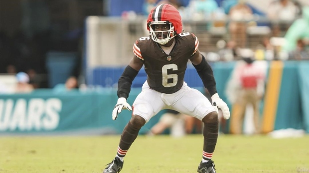 Browns LB Owusu-Koramoah among few NFL players wearing protective guardian cap over helmet in games Article Image 0