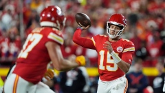 Patrick Mahomes throws a pass to Travis Kelce