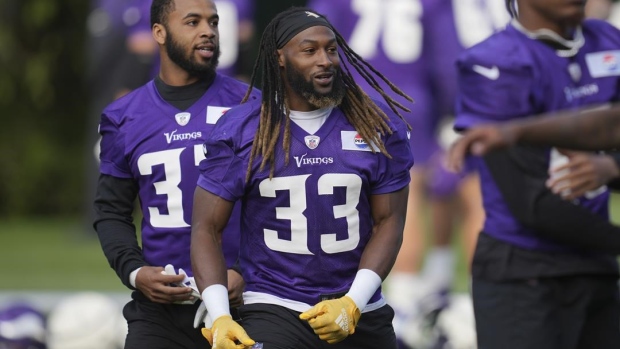 Vikings' Aaron Jones is week to week with hip injury, avoiding long-term absence Article Image 0