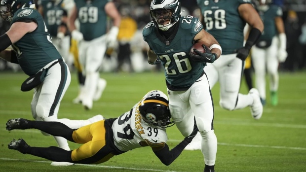 Eagles' Saquon Barkley misses most of 2nd quarter after hit by Steelers' Minkah Fitzpatrick Article Image 0