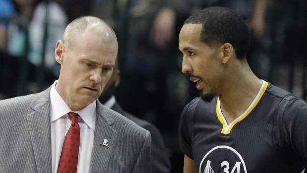 Shaun Livingston gets foul called for punching Dirk Nowitzki in the crotch