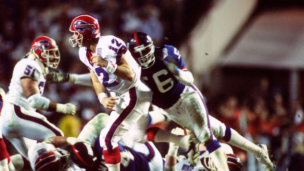 Larence Taylor pressures Jim Kelly