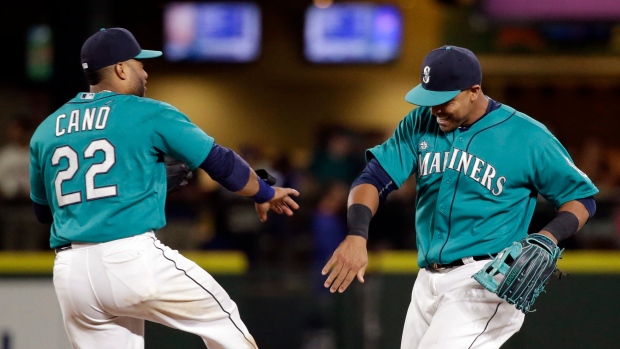 Mariners' Nelson Cruz lands on DL after spraining ankle