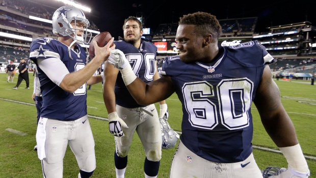 Dallas Cowboys Tony Romo hands the ball off to DeMarco Murray in