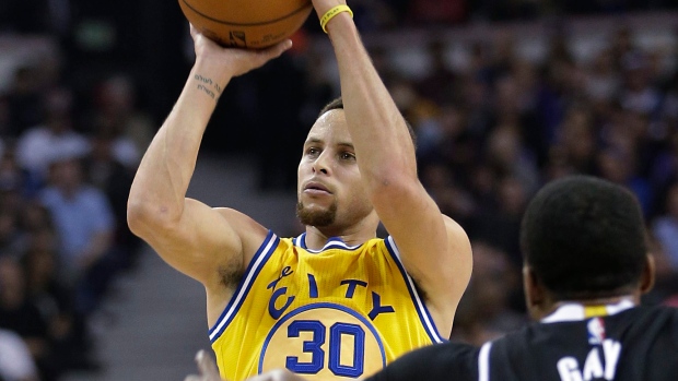 Curry, Green lead Warriors past Kings - TSN.ca