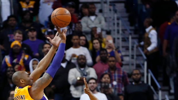 LA Lakers' Kobe Bryant misses second consecutive game with back