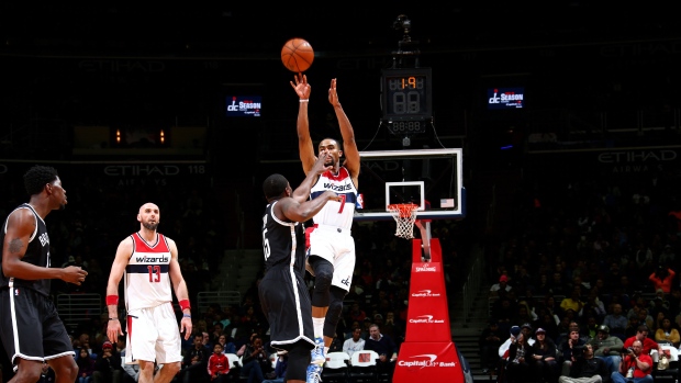 Antonio Daniels of the Washington Wizards goes to the basket against  News Photo - Getty Images