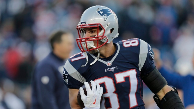 Tom Brady throws for 303 yards, Patriots hold off Bucs – The