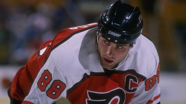 Eric Lindros finally puts on Quebec Nordiques jersey for first time