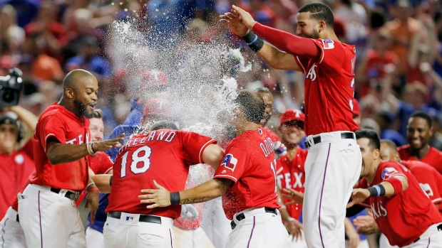 Mitch Moreland walks off, Rangers win 2-1