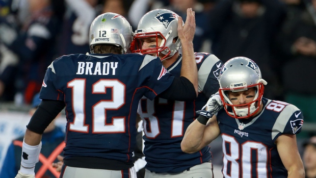 Twitter reacts to Patriots' Rob Gronkowski heading to Tom Brady's Bucs