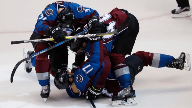 Avalanche dismantle Predators after honoring Colorado hockey icon