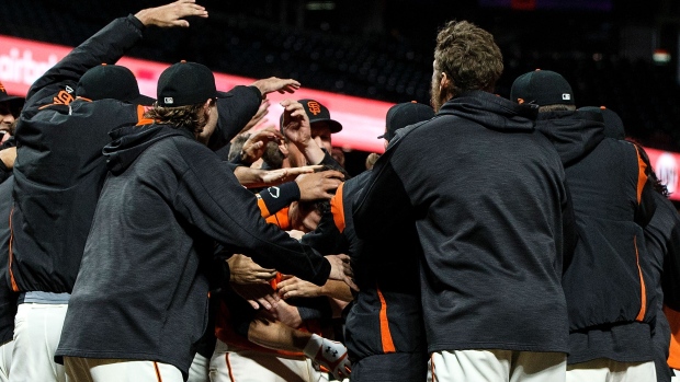 Posey homer gives Giants win vs. Reds in 17th