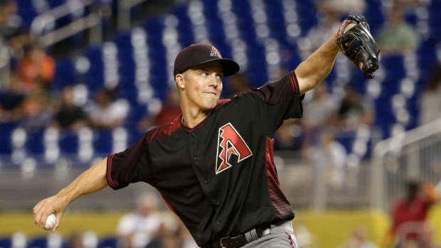 Zack Greinke gets Diamondbacks jersey