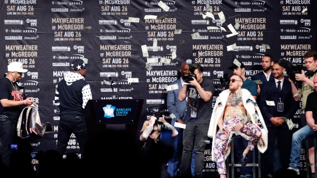 Dollar bills fly at Mayweather-McGregor NYC stop - TSN.ca