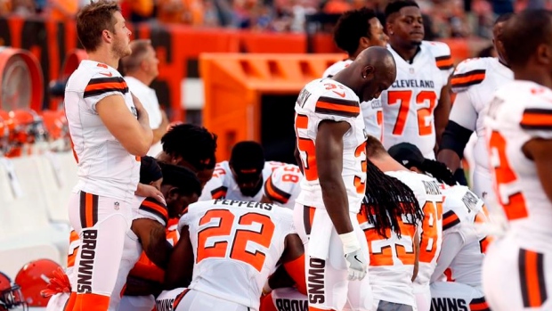 Cleveland Browns players kneel during national anthem 