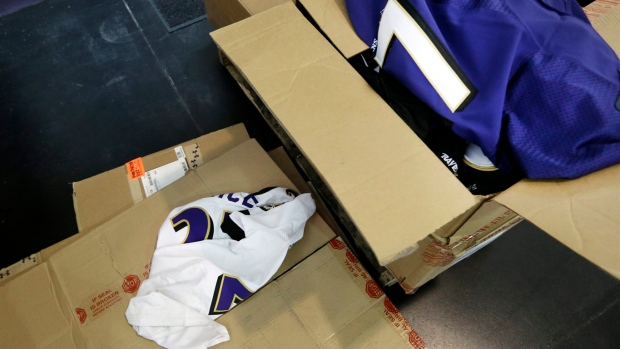 Ravens fans line up to exchange Ray Rice jerseys