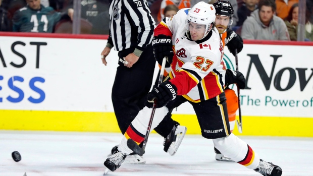 Sean Monahan's 1st NHL hat trick helps Flames down Flyers