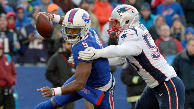 Tyrod Taylor suffers possible head injury late in wild card game