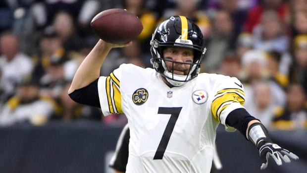 Steelers clinch first-round bye with rout of Texans 